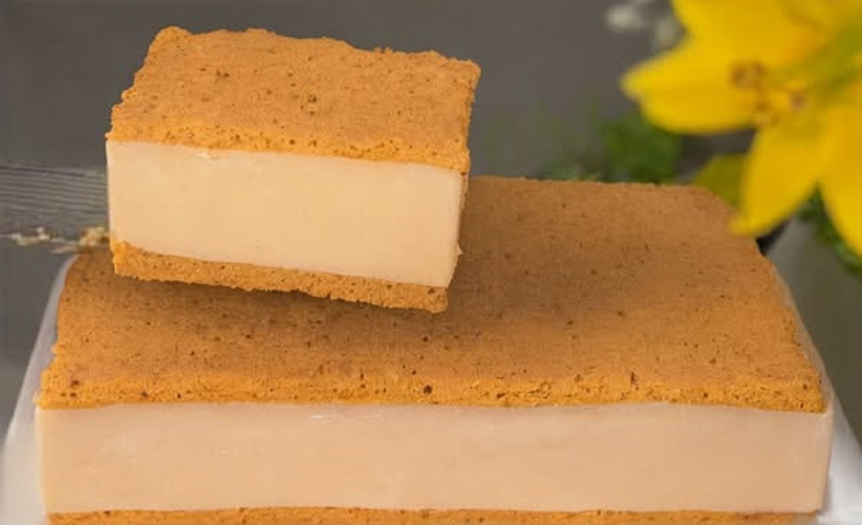 Easy microwave banana condensed milk cake on a serving plate"